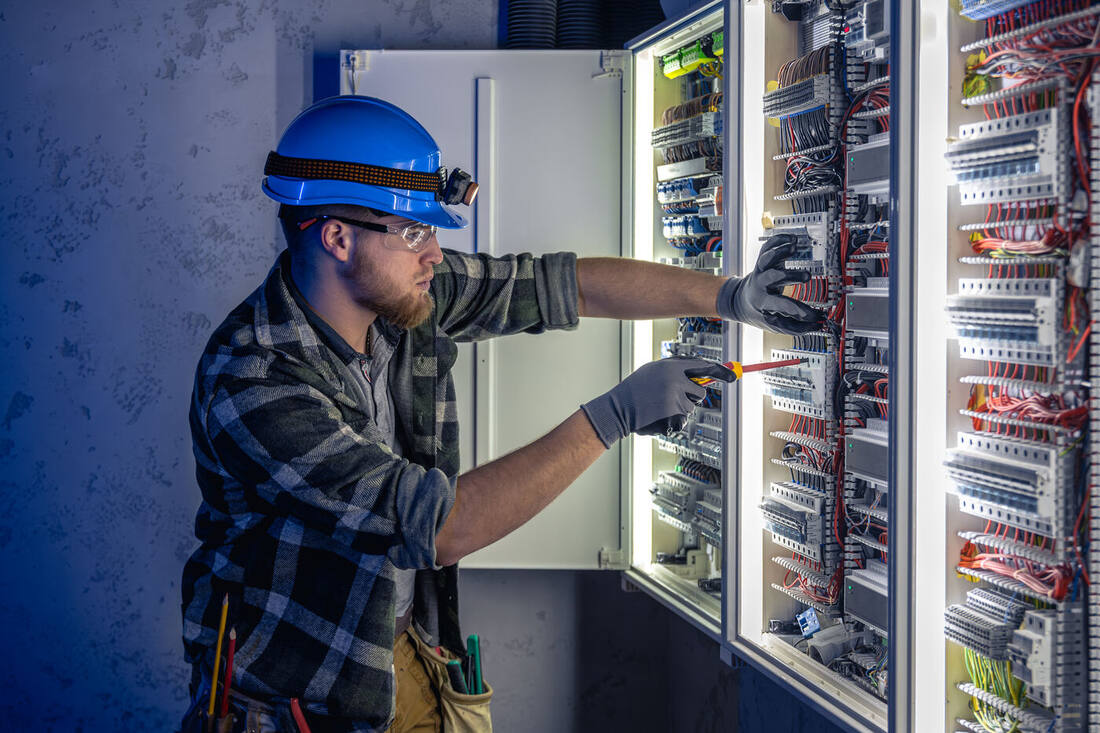 Elektrotechniker am Schaltschrank